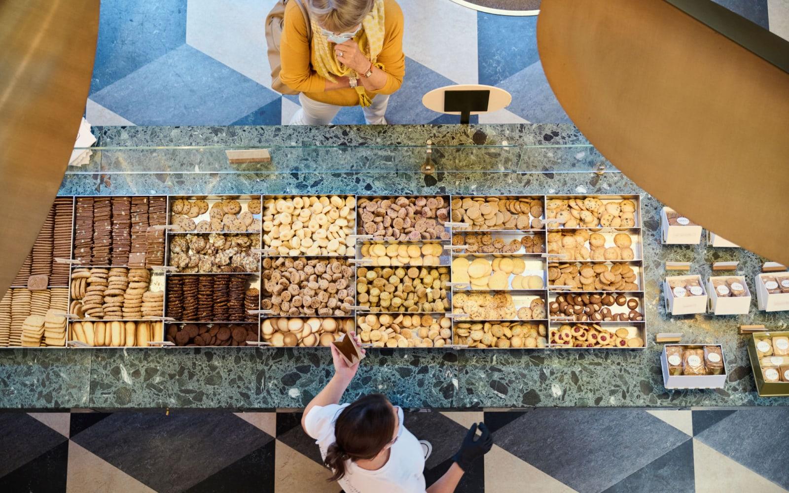 Overzicht van een bakkersbalie met een verscheidenheid aan koekjes en chocolade