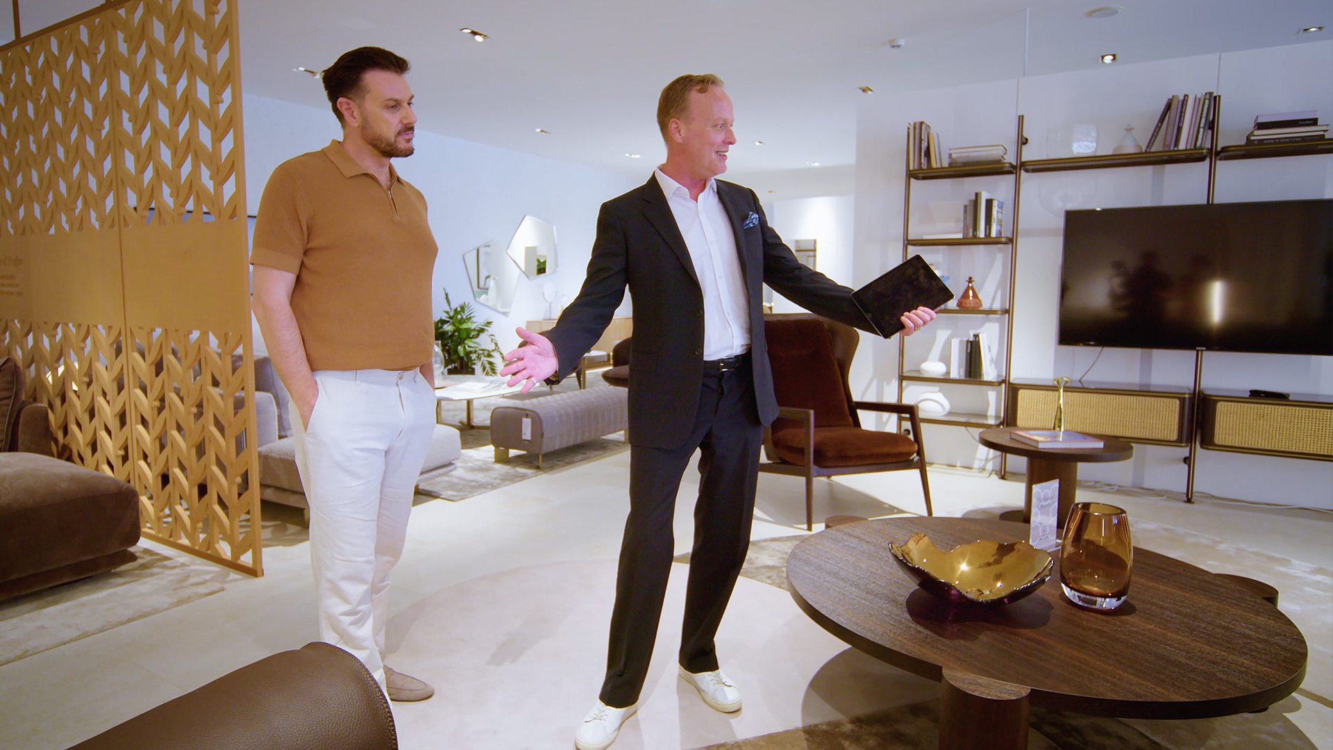 Dipendente Natuzzi nel showroom aziendale con un cliente