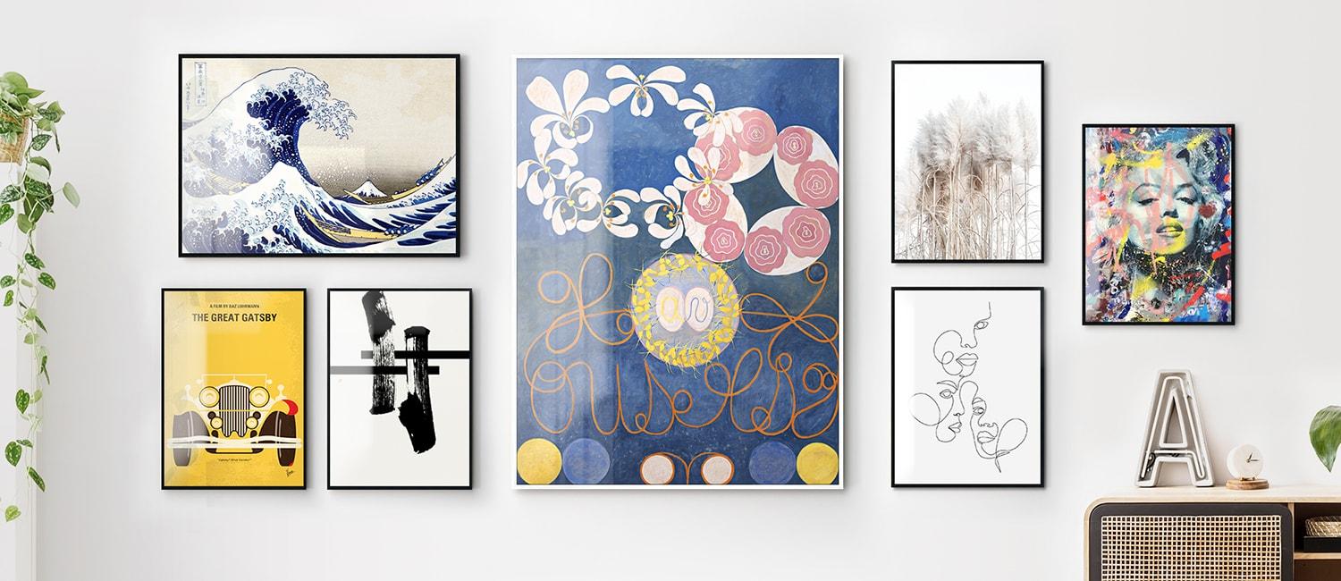 Eine Sammlung verschiedener Kunstwerke an der Wand, darunter ein berühmtes Wellenbild und moderne Kunst