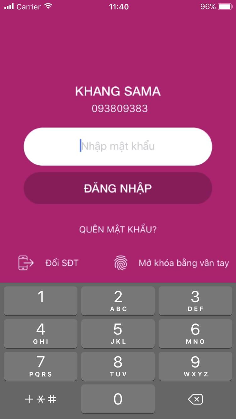 Mobile login screen in Vietnamese with a numeric keyboard and fingerprint authentication option.