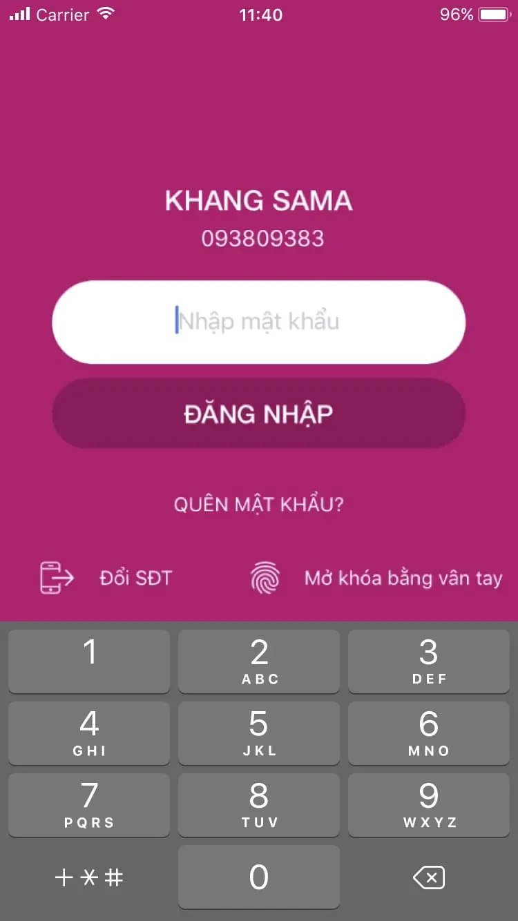 Mobile login screen in Vietnamese with a numeric keyboard and fingerprint authentication option.