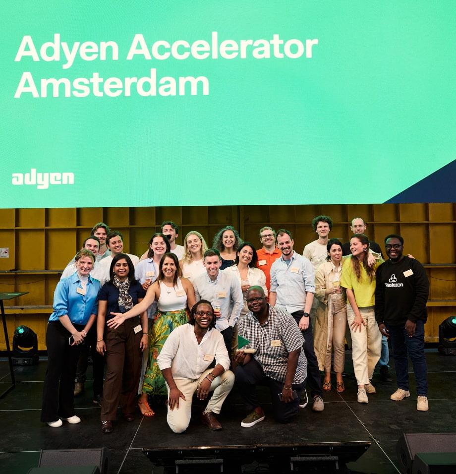 Grupa uśmiechniętych ludzi na wydarzeniu Adyen Accelerator Amsterdam