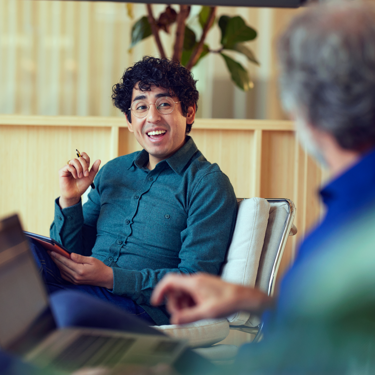 Colegas charlando en un entorno de oficina