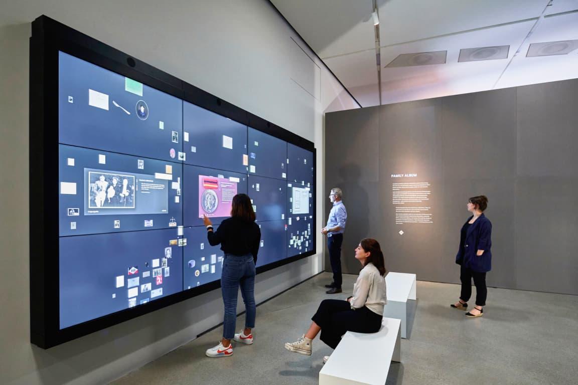Ein Touchscreen im Jüdischen Museum Berlin