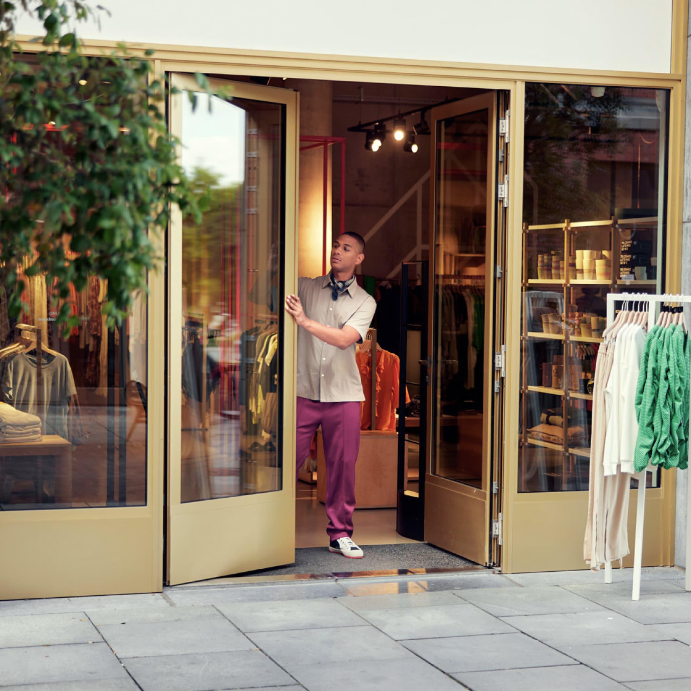 Hombre abriendo la tienda