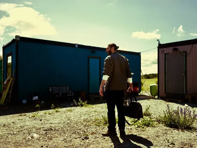 Viaplay, en figur stående foran en trailer