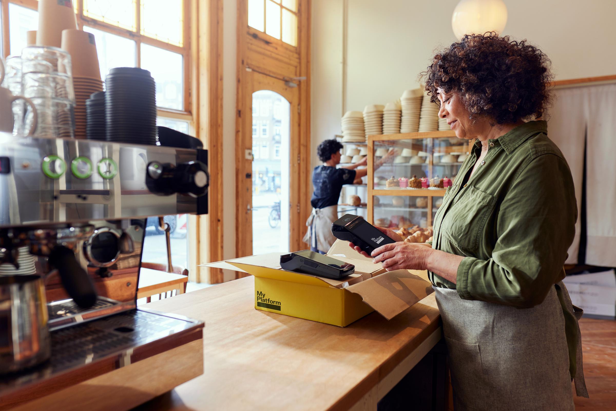 En kaffebar ejer, der opsætter og bruger en Adyen-terminal via en SaaS-platform til mad og drikke