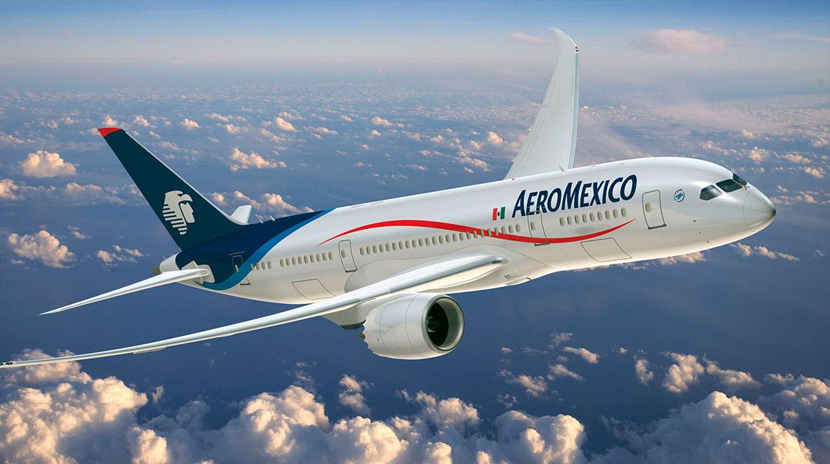 Avião da Aeromexico voando acima das nuvens