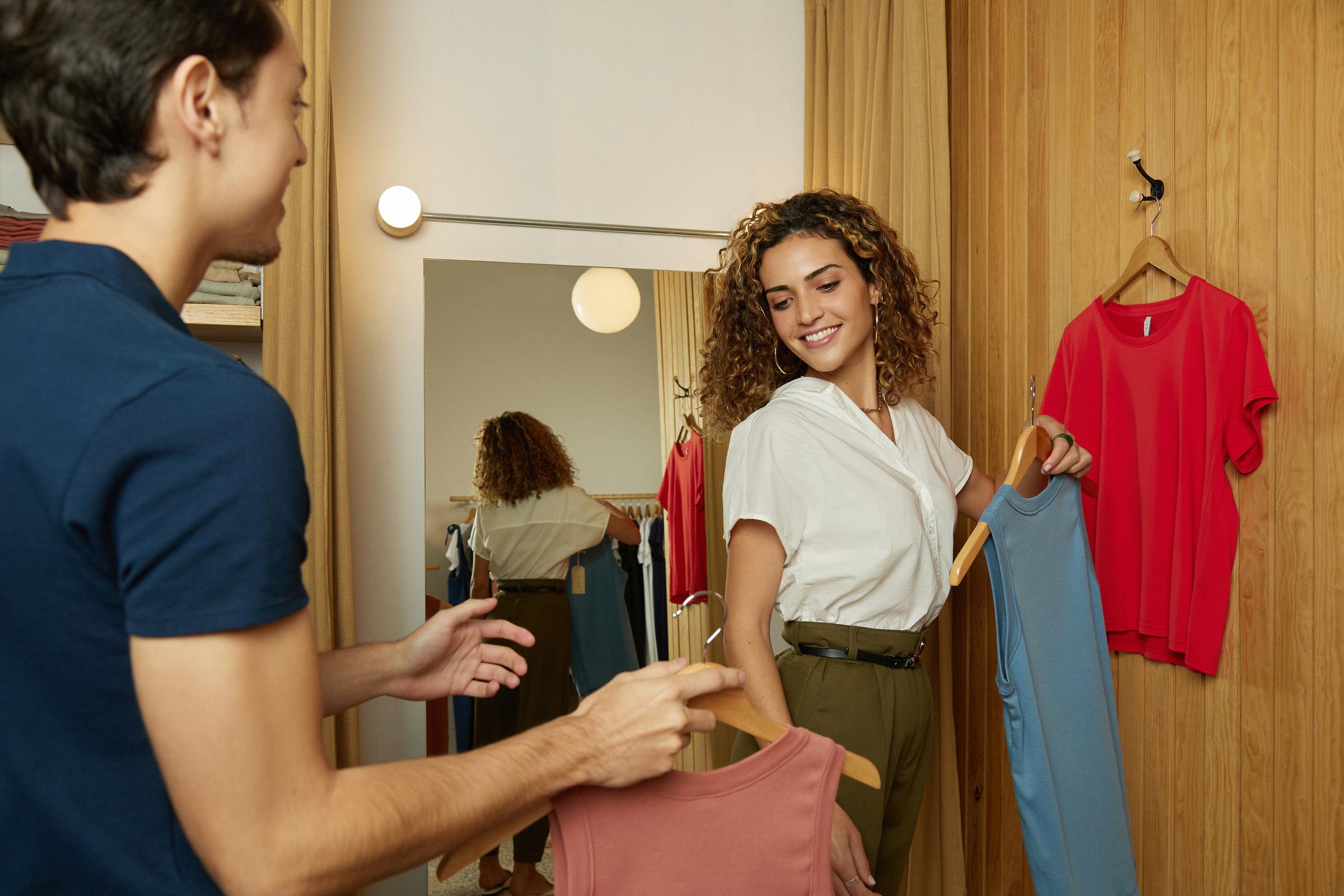 Usando un vestido en una tienda