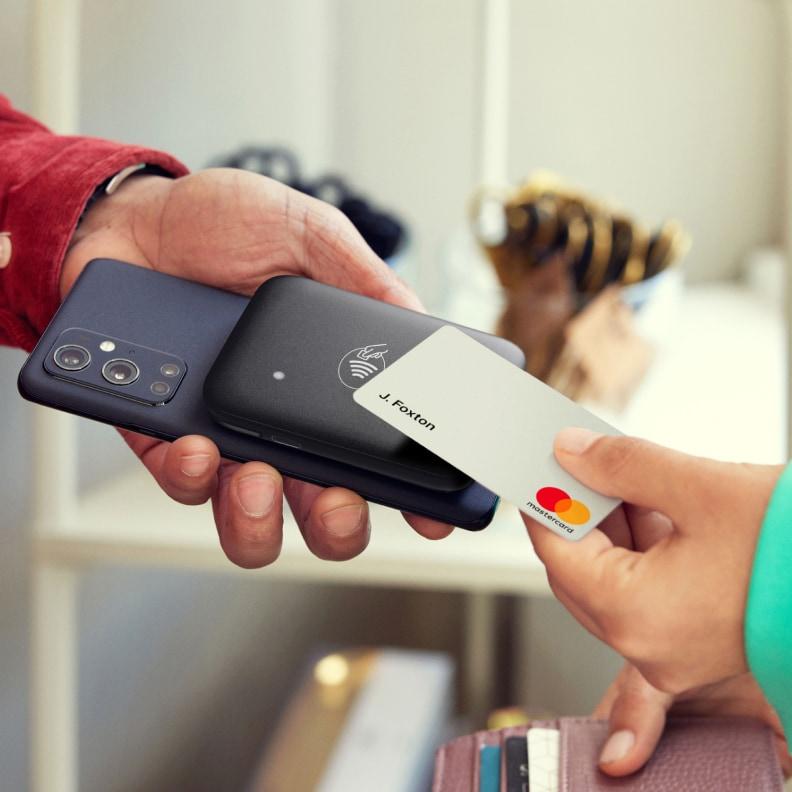 Primer plano de una transacción de punto de venta con un lector de tarjetas Adyen.