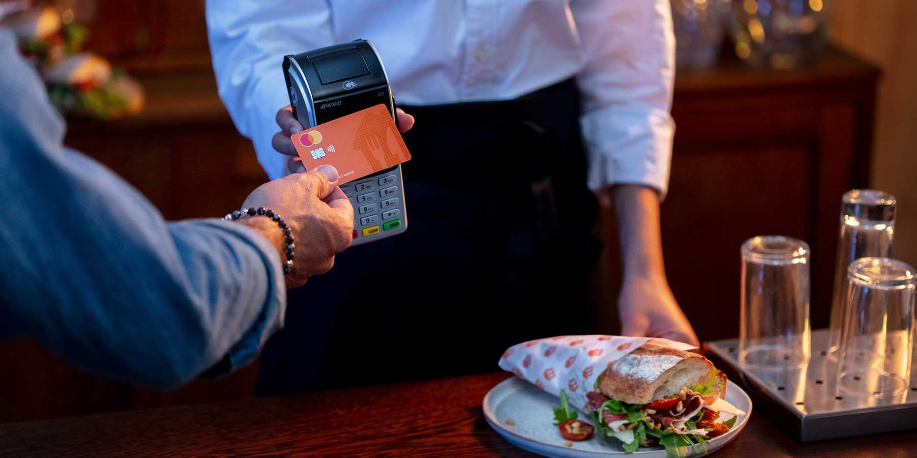 Jemand nutzt die Issuing-Lösung von Lieferando for business, um zu bezahlen