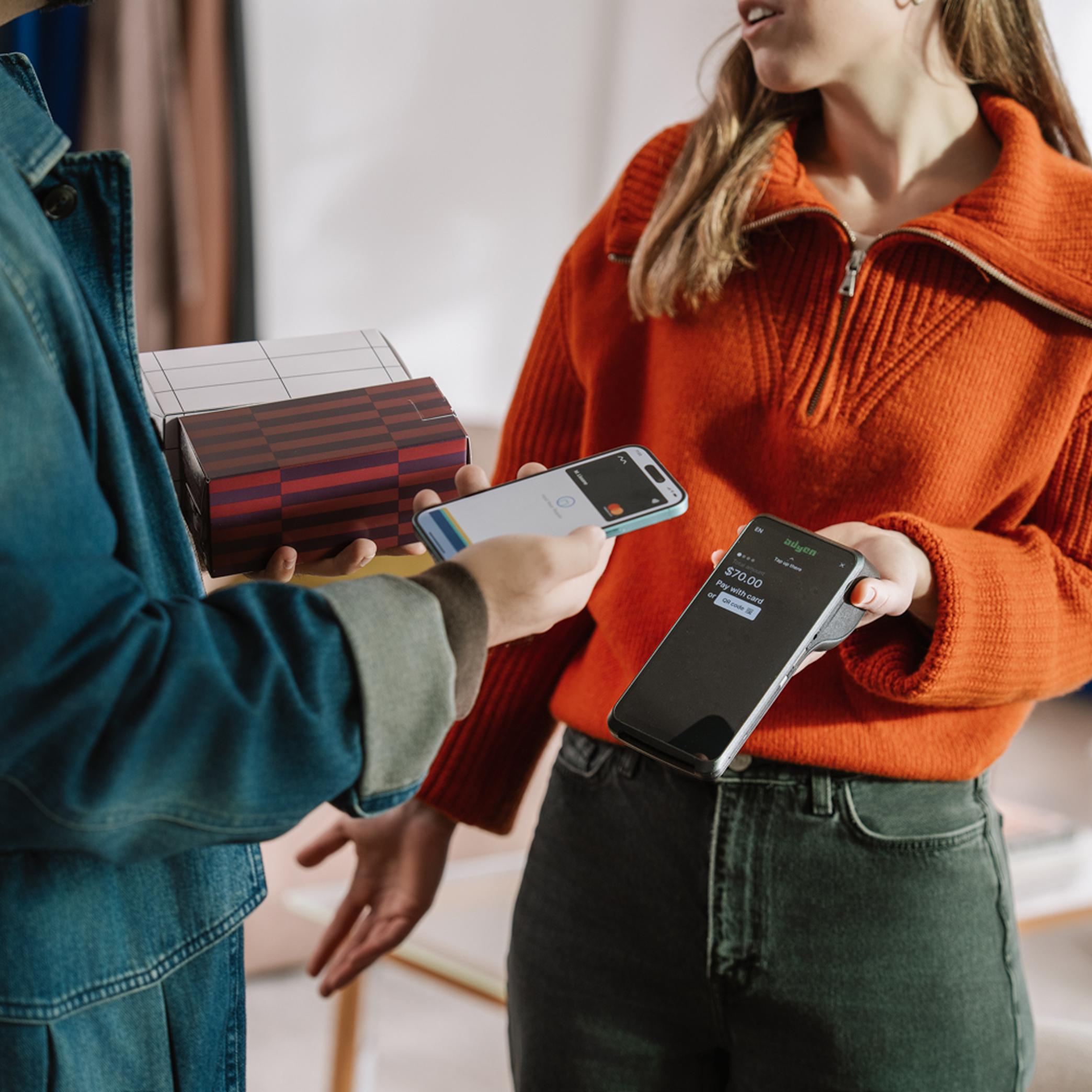 payment with apple wallet and terminal in a homeware store
