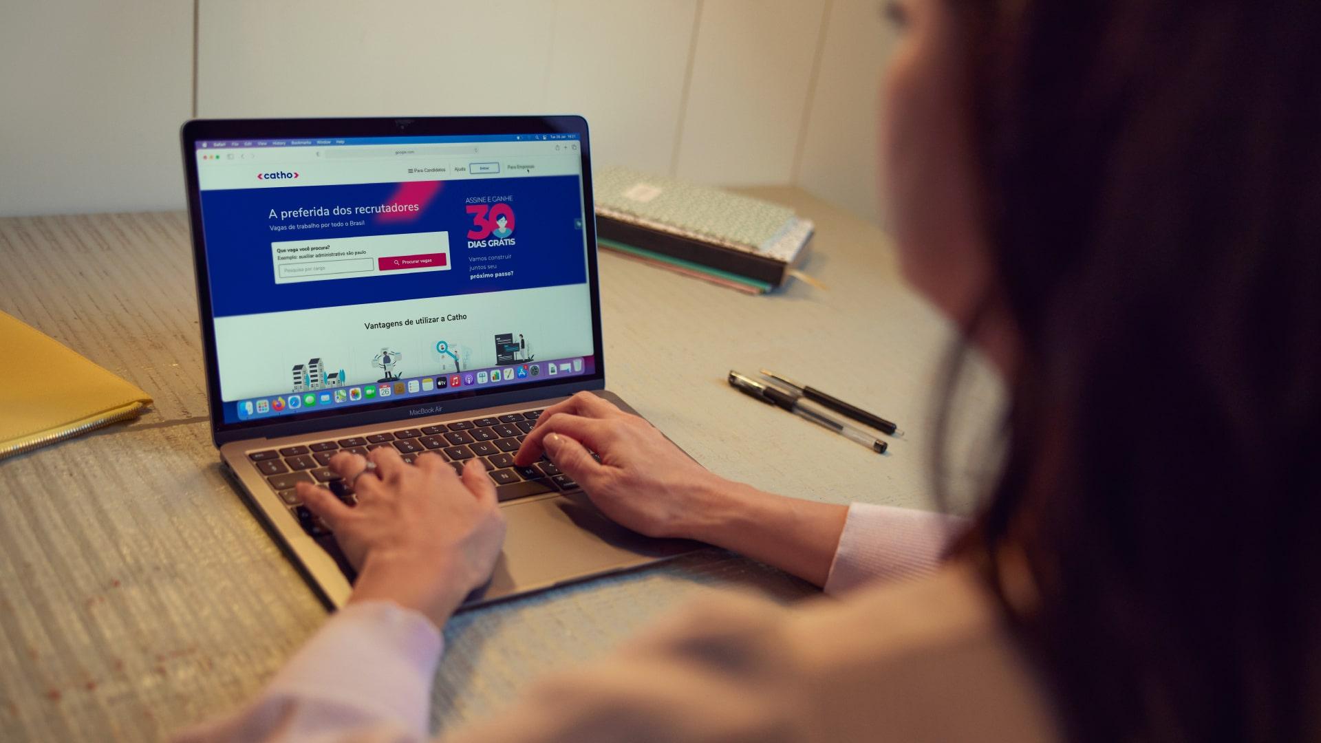 Pessoa usando um laptop com um site de busca de emprego