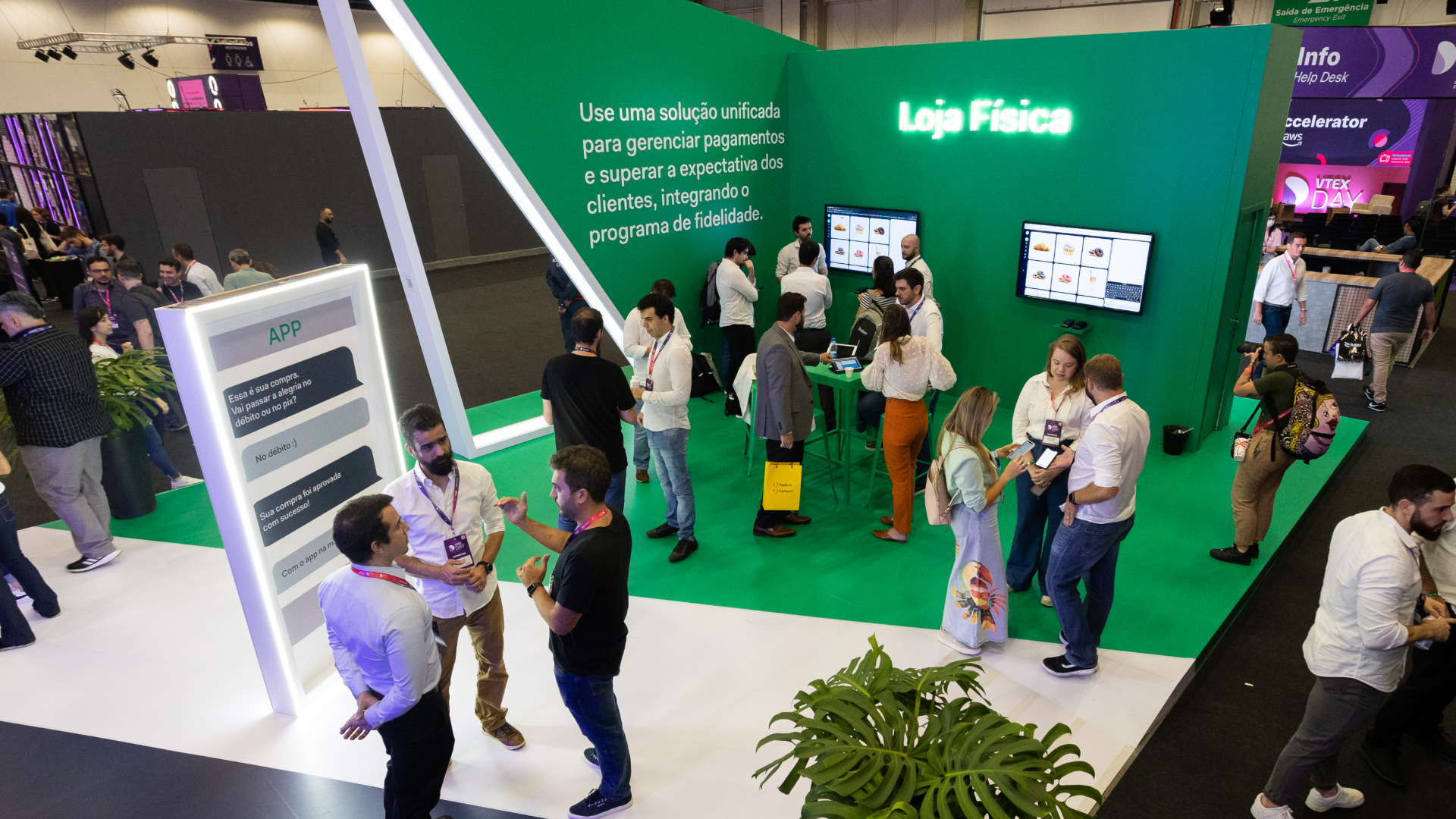 Participantes interagindo com soluções de pagamento no stand Adyen.