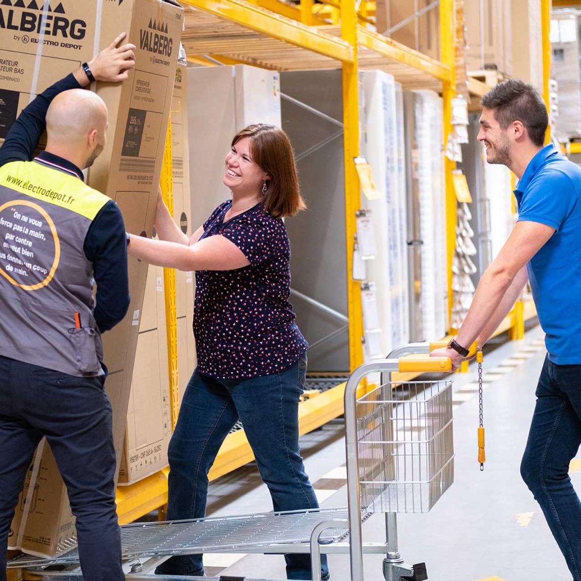 Employés d'ElectroDepot transportant des produits dans le magasin