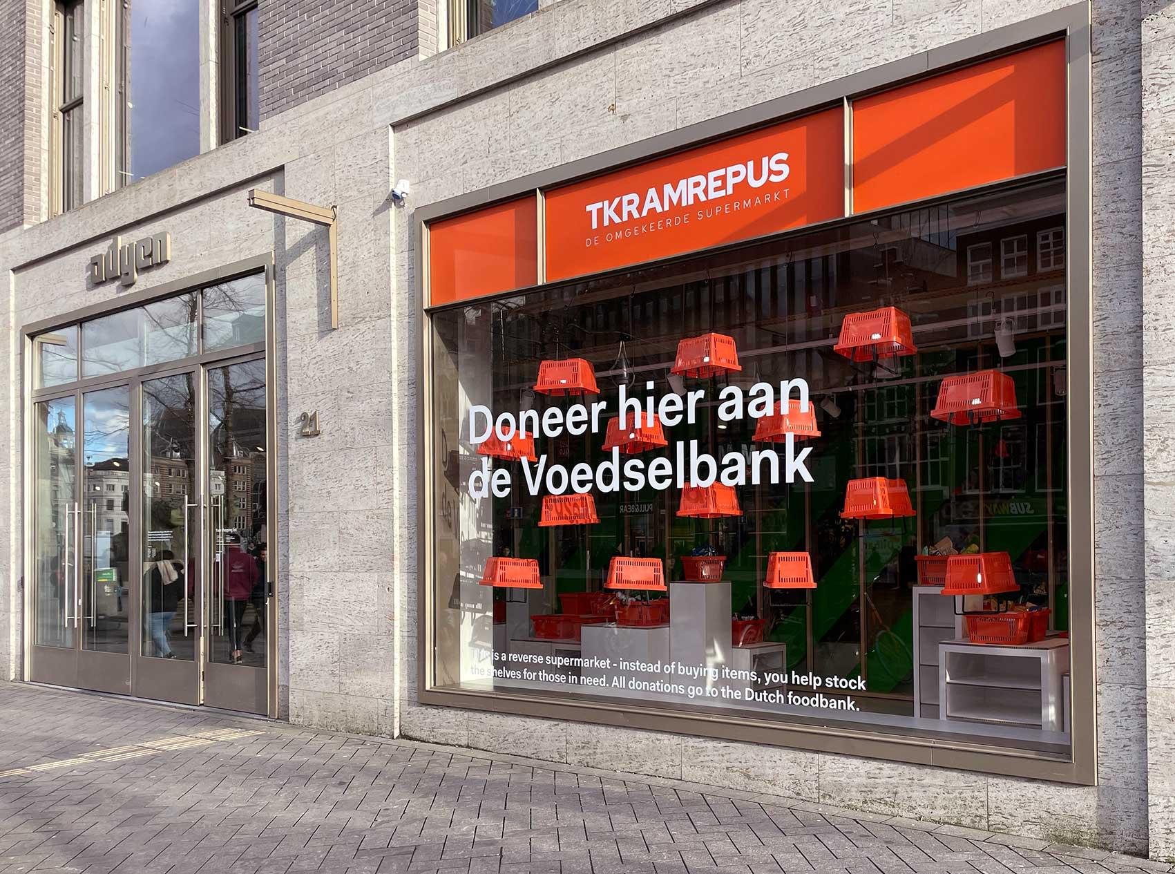 Winkel met bord dat doneert aan de Nederlandse voedselbank, met manden en tekst.