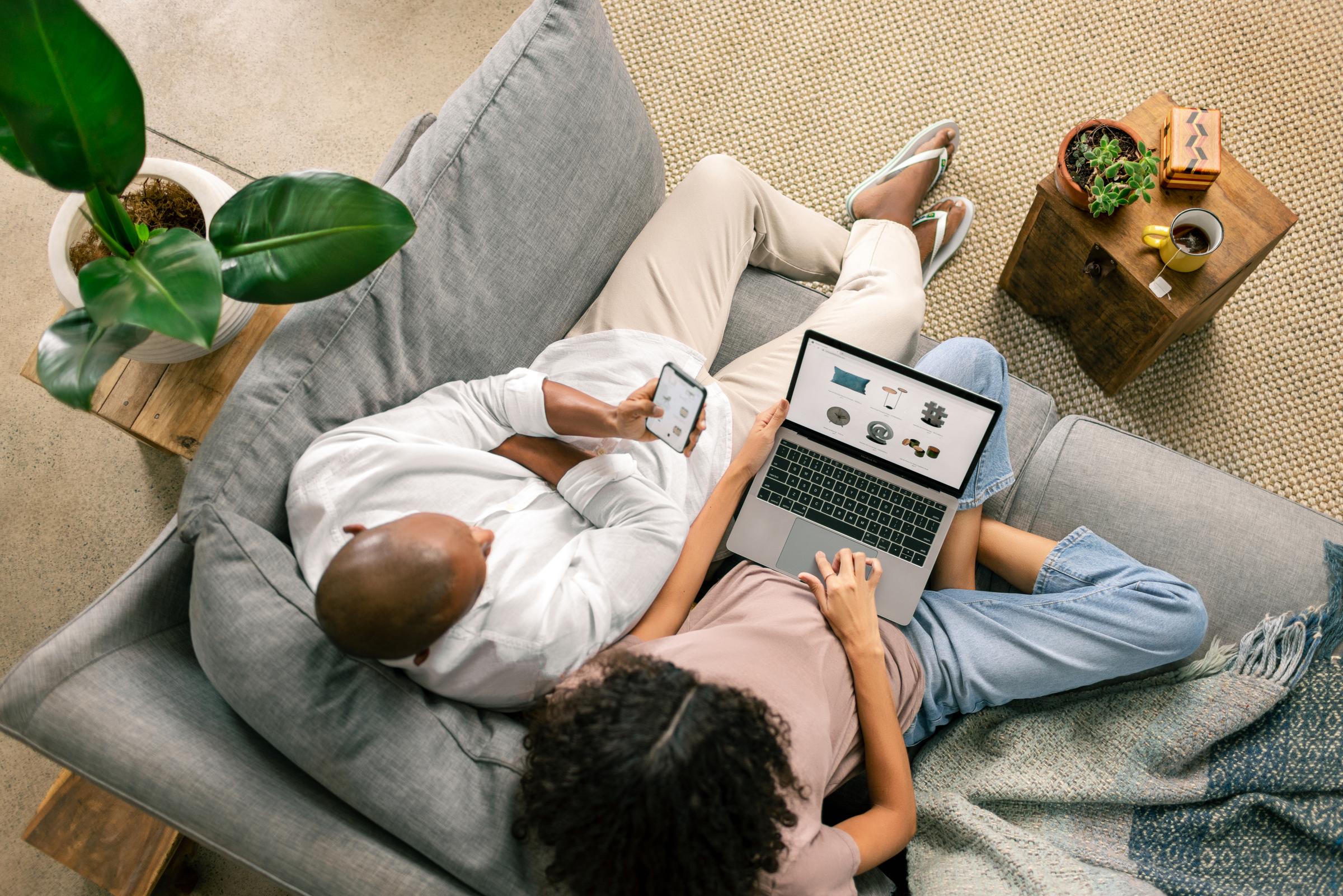 Casal olhando para o computador vista de cima
