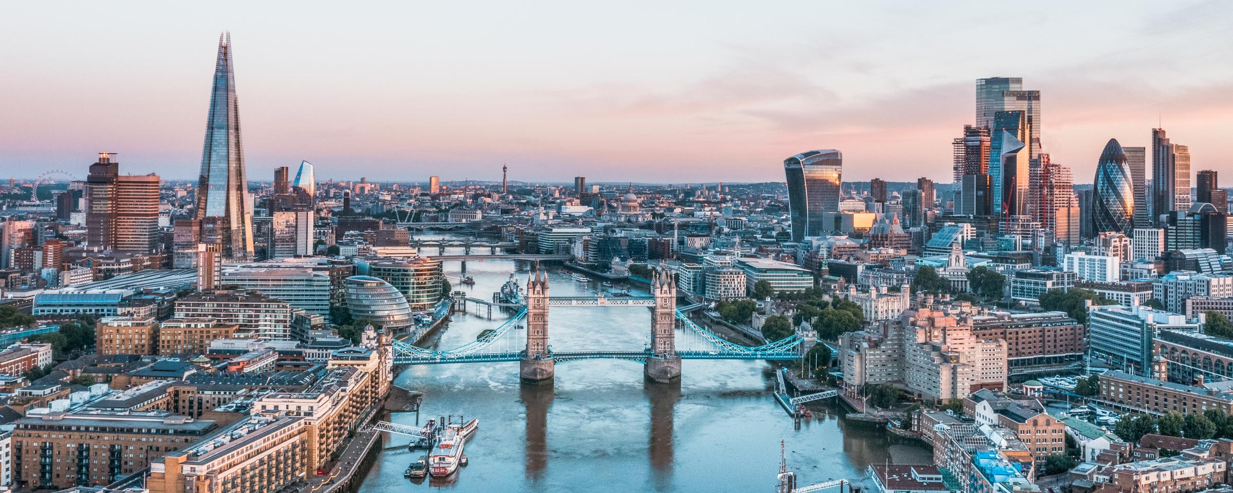 Rückansicht einer Person, die mitten auf einer belebten Stadtstraße mit Menschen und Autos steht.