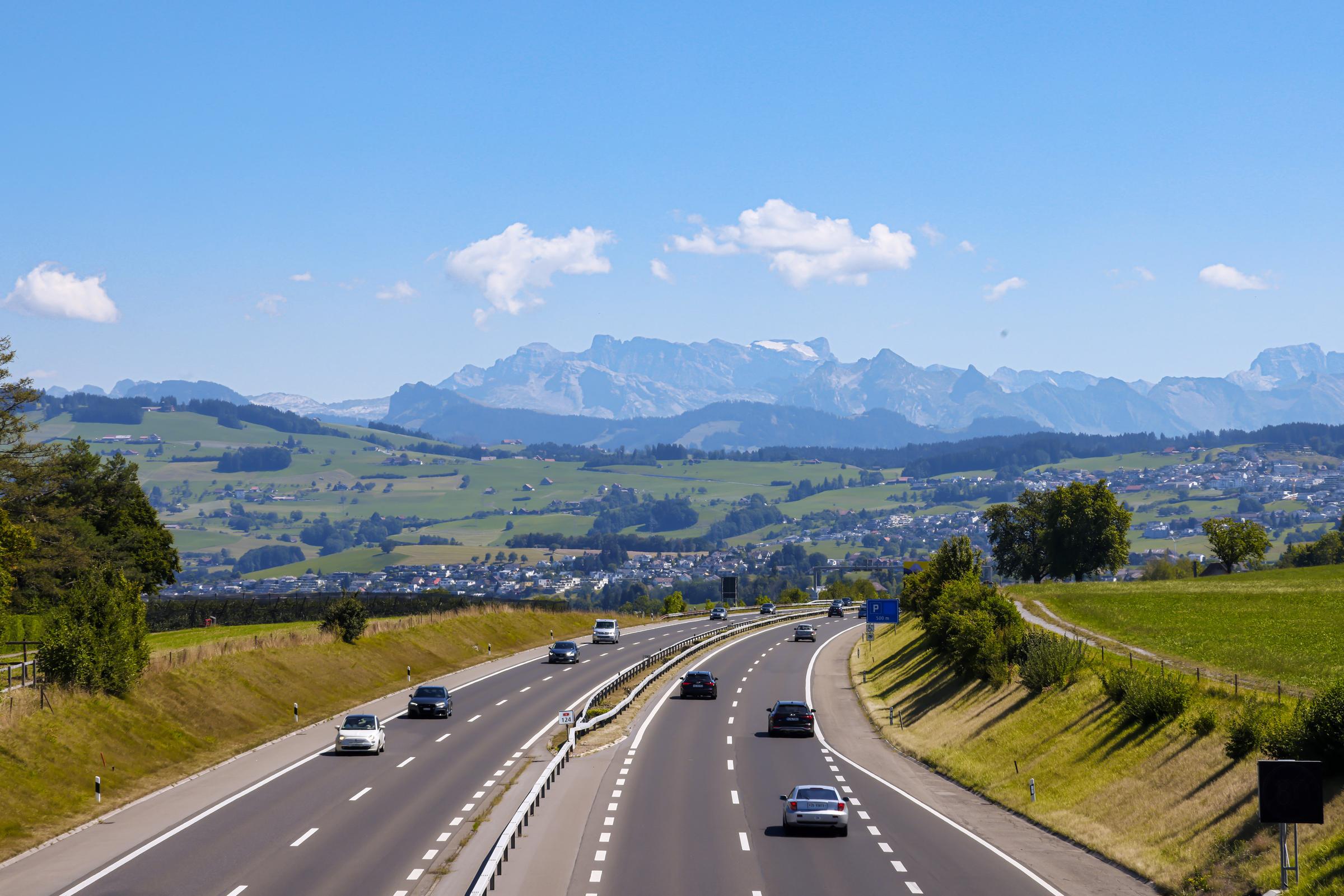 Blick auf eine Autobahn in Wädenswil, Schweiz mit dem Gebirgszug im Hintergrund