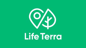 Life Terra logo z liściem i ikoną lokalizacji na zielonym tle