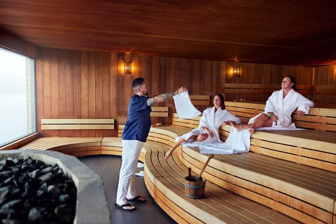 Huéspedes del spa disfrutando de una sesión de sauna.