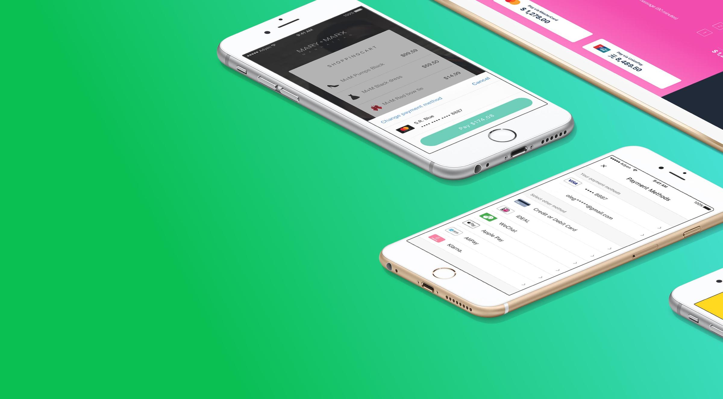 Twee smartphones met Adyens betaalscherm op een groene achtergrond