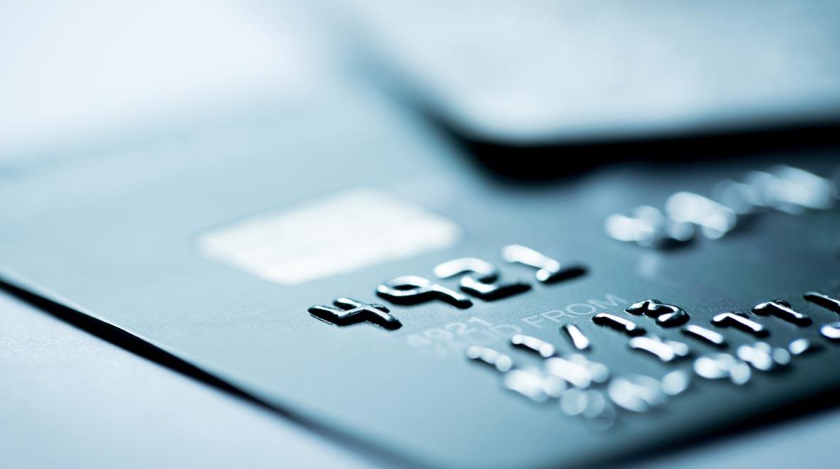 Visão close-up dos números em relevo no cartão de crédito