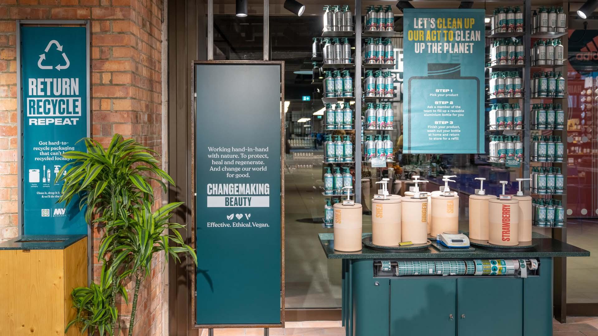 Umweltfreundliche Verkaufsausstellung mit nachfüllbaren Beauty-Produkten und Recyclinganweisungen