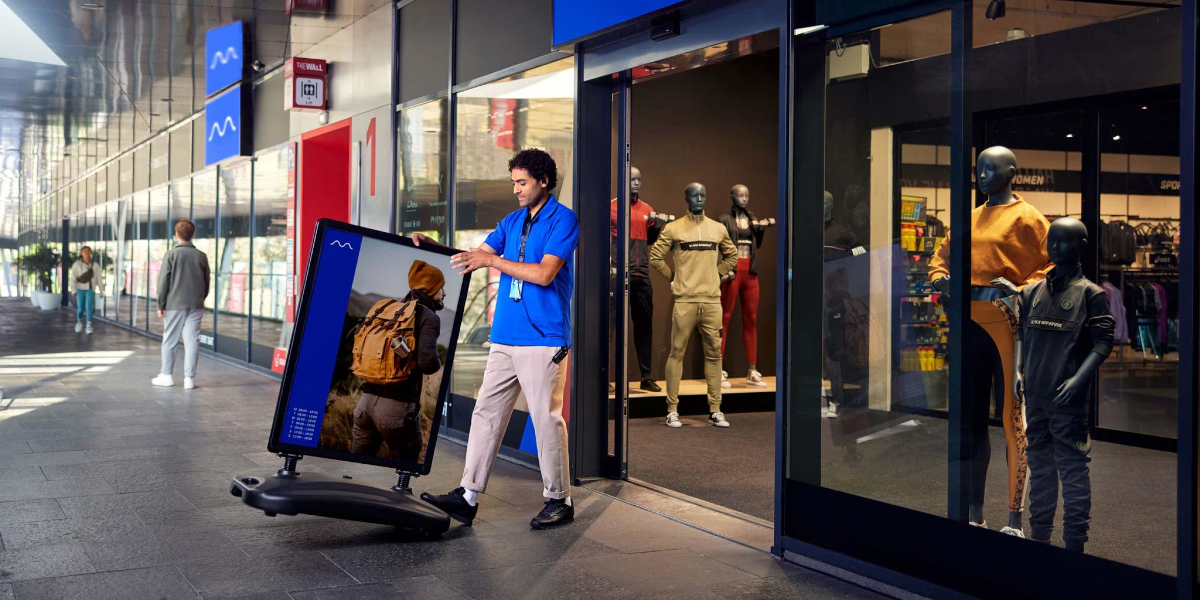 Funcionário da loja na frente da loja