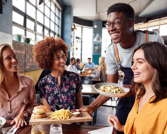 Restaurantgjester mottar bestillinger