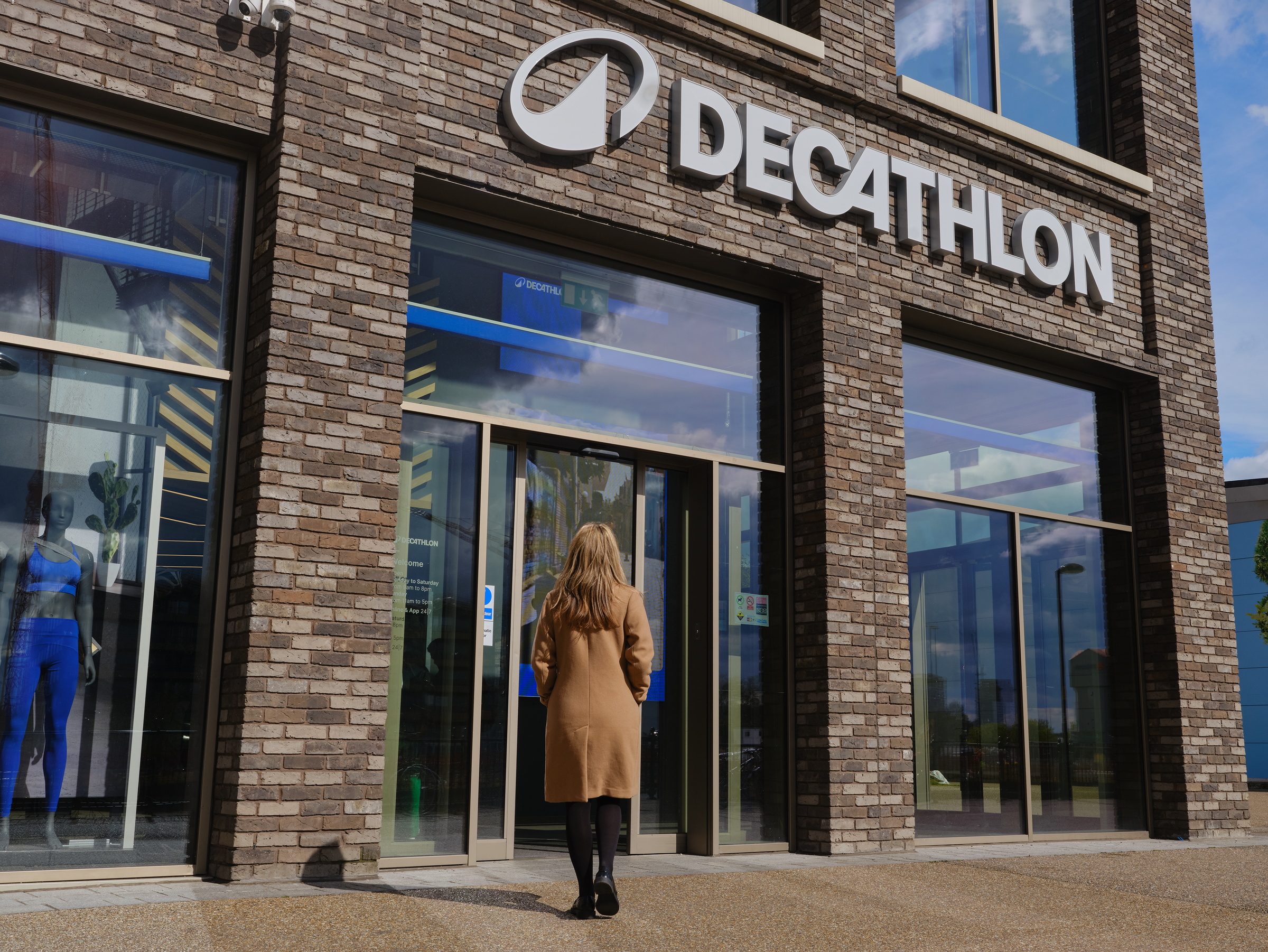 Eine Frau geht in einen Decathlon-Shop