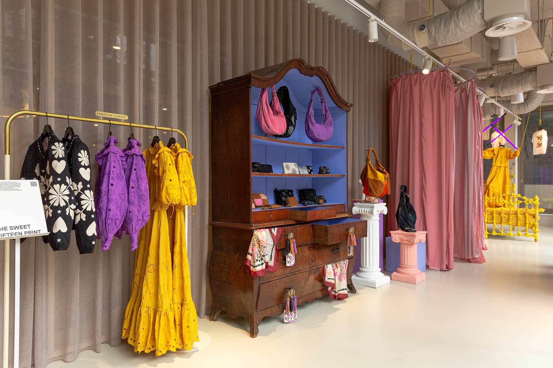 Elegante boetiekinterieur met jurken, handtassen en accessoires op antieke houten meubels