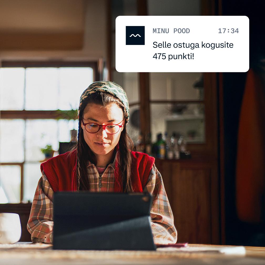 Guy looking at his iPad and notification of the points collected with his purchase