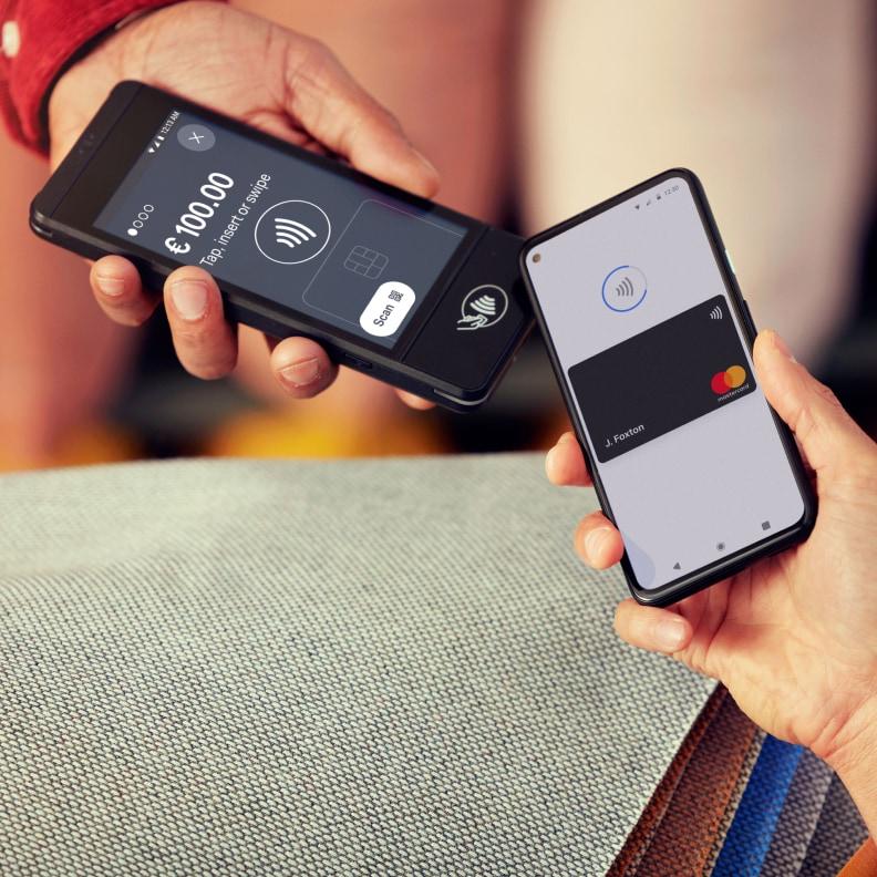 Primo piano di una transazione di pagamento contactless utilizzando telefoni cellulari e l'interfaccia di pagamento di Adyen