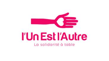 Graficzne logo z stylizowaną ręką i tekstem 'l'Un Est l'Autre La solidarité à table'