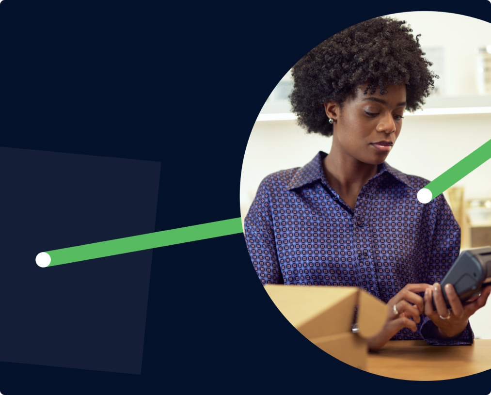 Una persona que utiliza un dispositivo de punto de venta, posiblemente representando las soluciones de pago de Adyen.