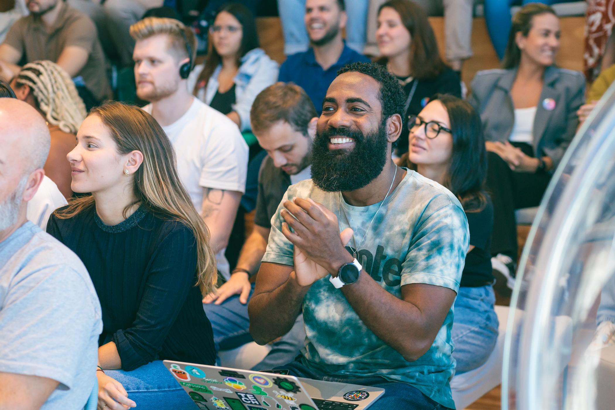 Funcionários da Adyen durante uma apresentação em um evento