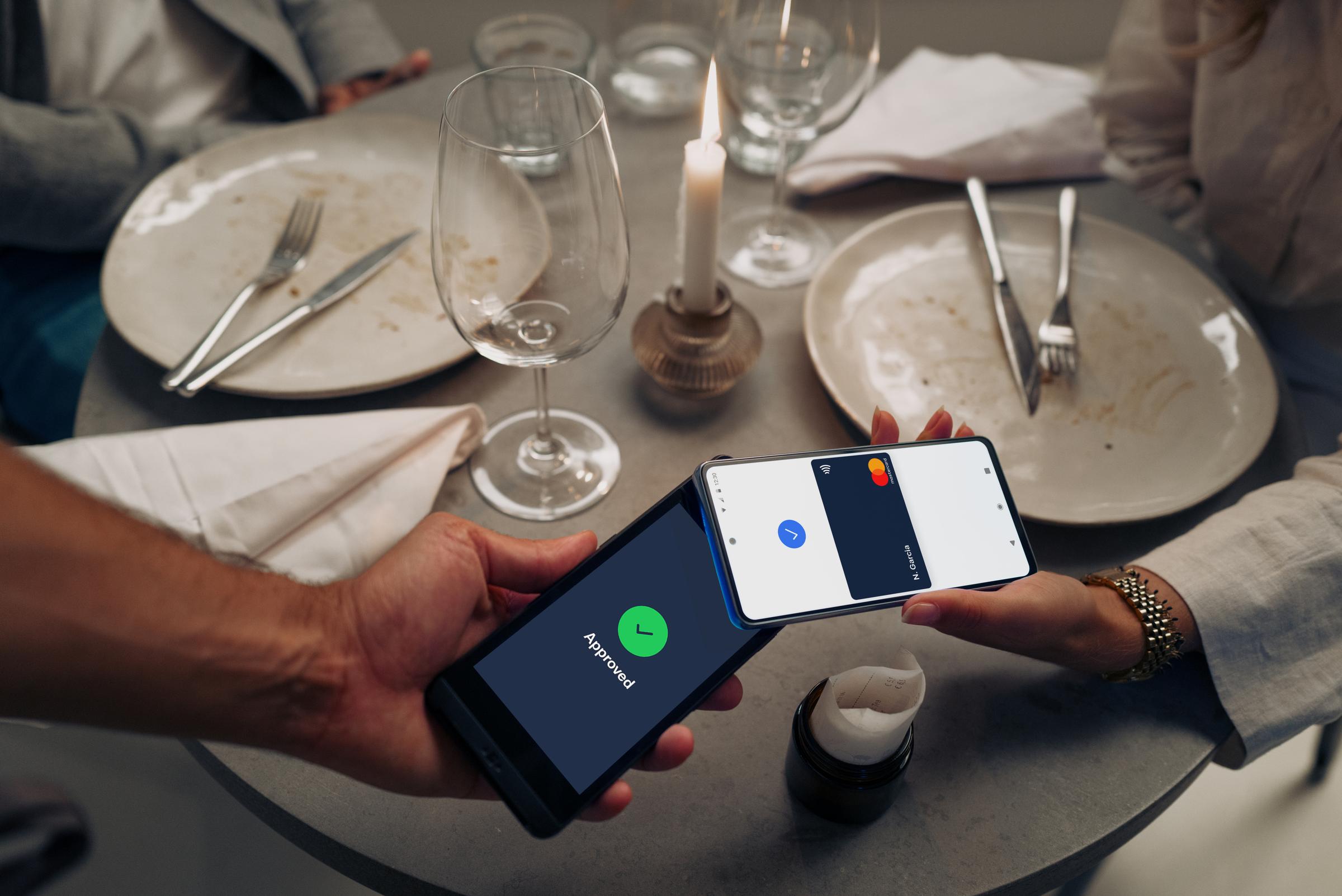 Telefoonbetaling met Mastercard op S1E2L-terminal in restaurantomgeving