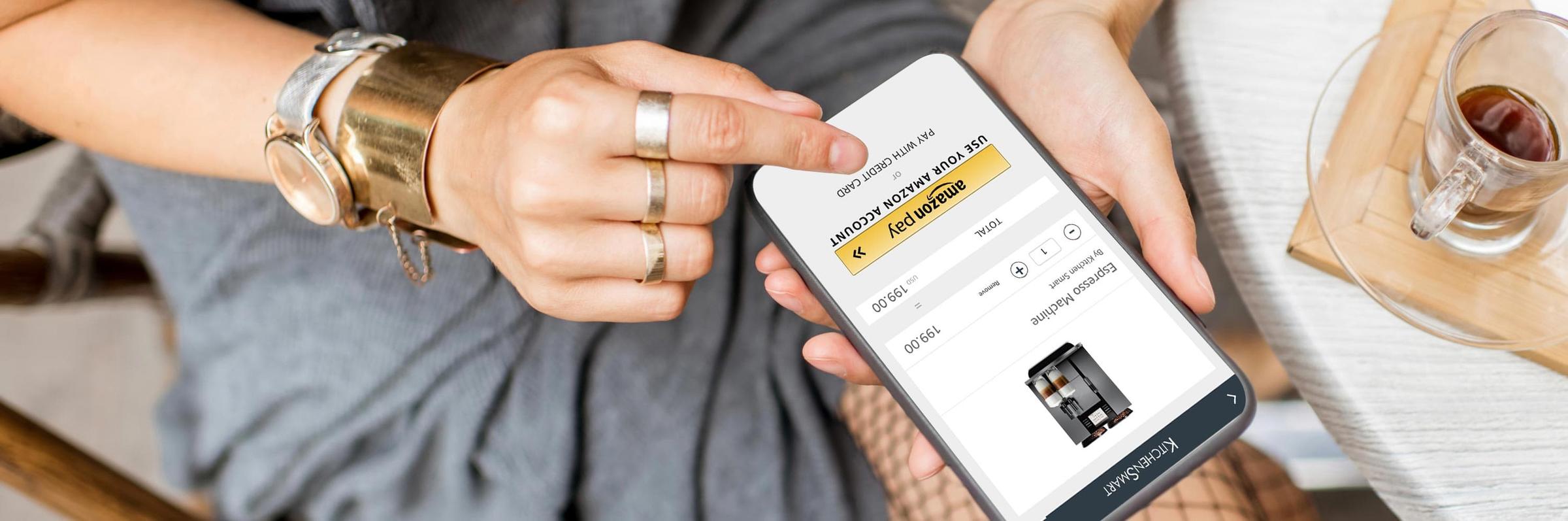 Gros plan de mains tenant un smartphone avec l'écran de paiement Adyen visible.