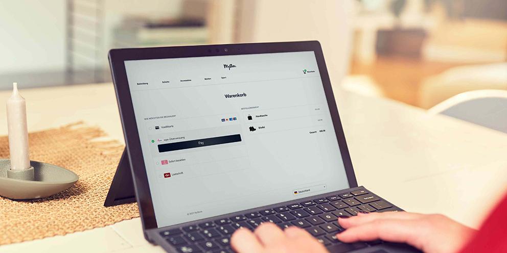 Eine Person bezahlt online mit eps