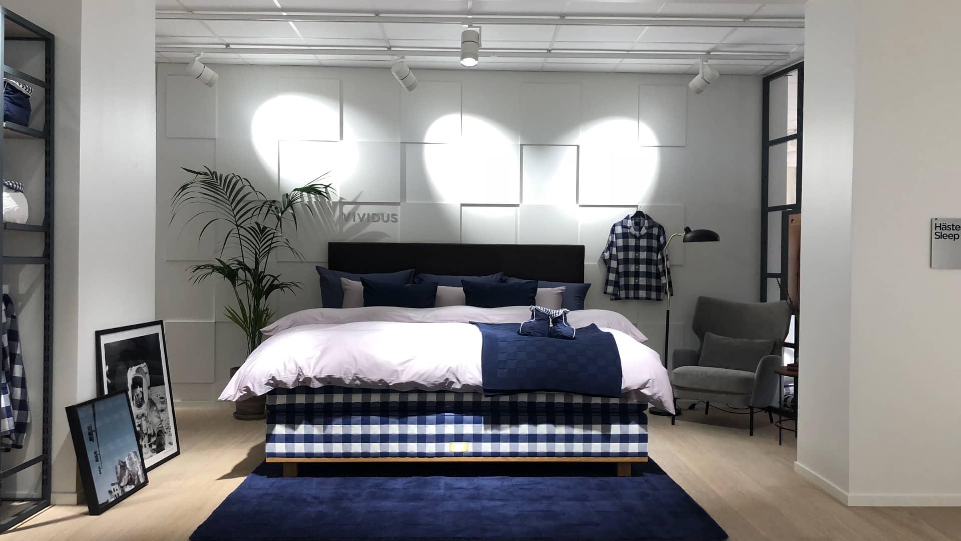 Moderne soverom med seng, planter, kunst og klær