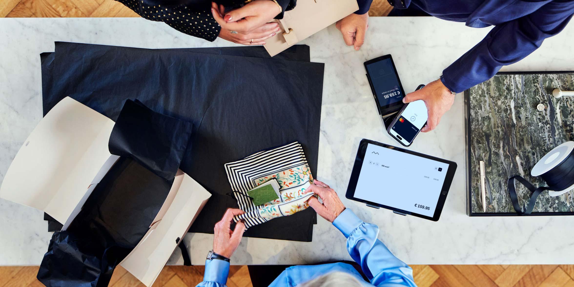 Personnes payant au comptoir