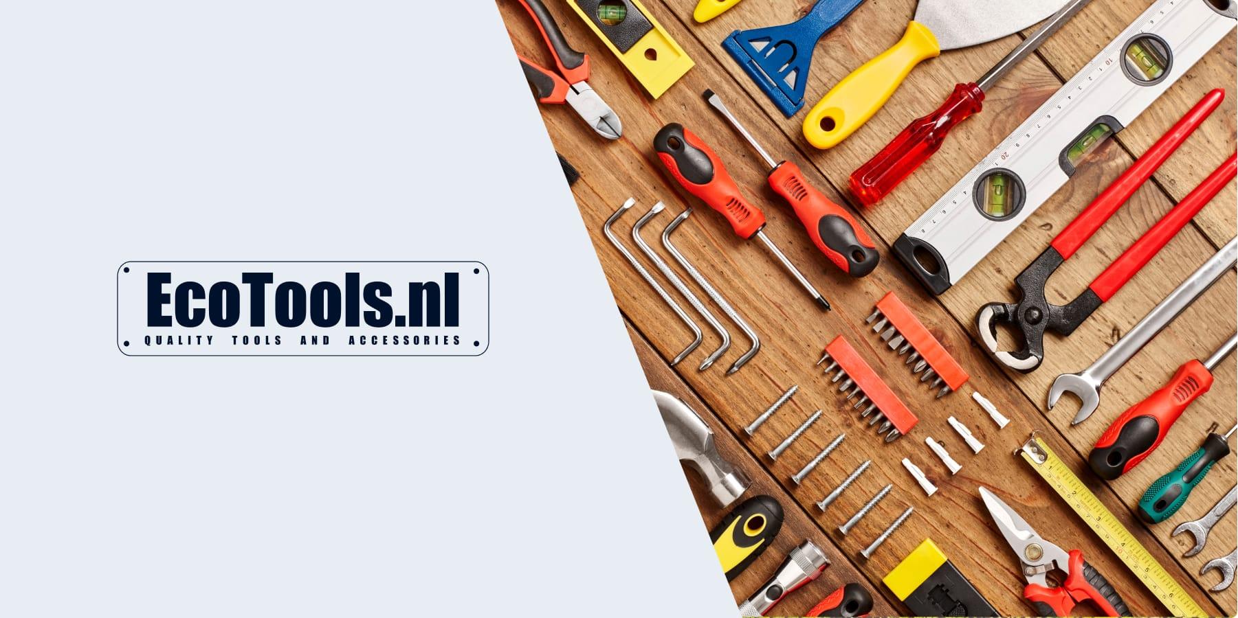 Verschillende handgereedschappen voor bouw en onderhoud georganiseerd op een houten oppervlak.