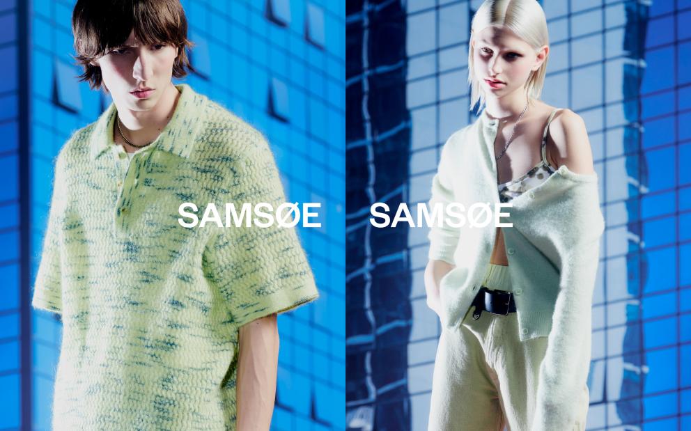 To modeller poserer i Samsøe Samsøe-klær mot en blå flislagt bakgrunn