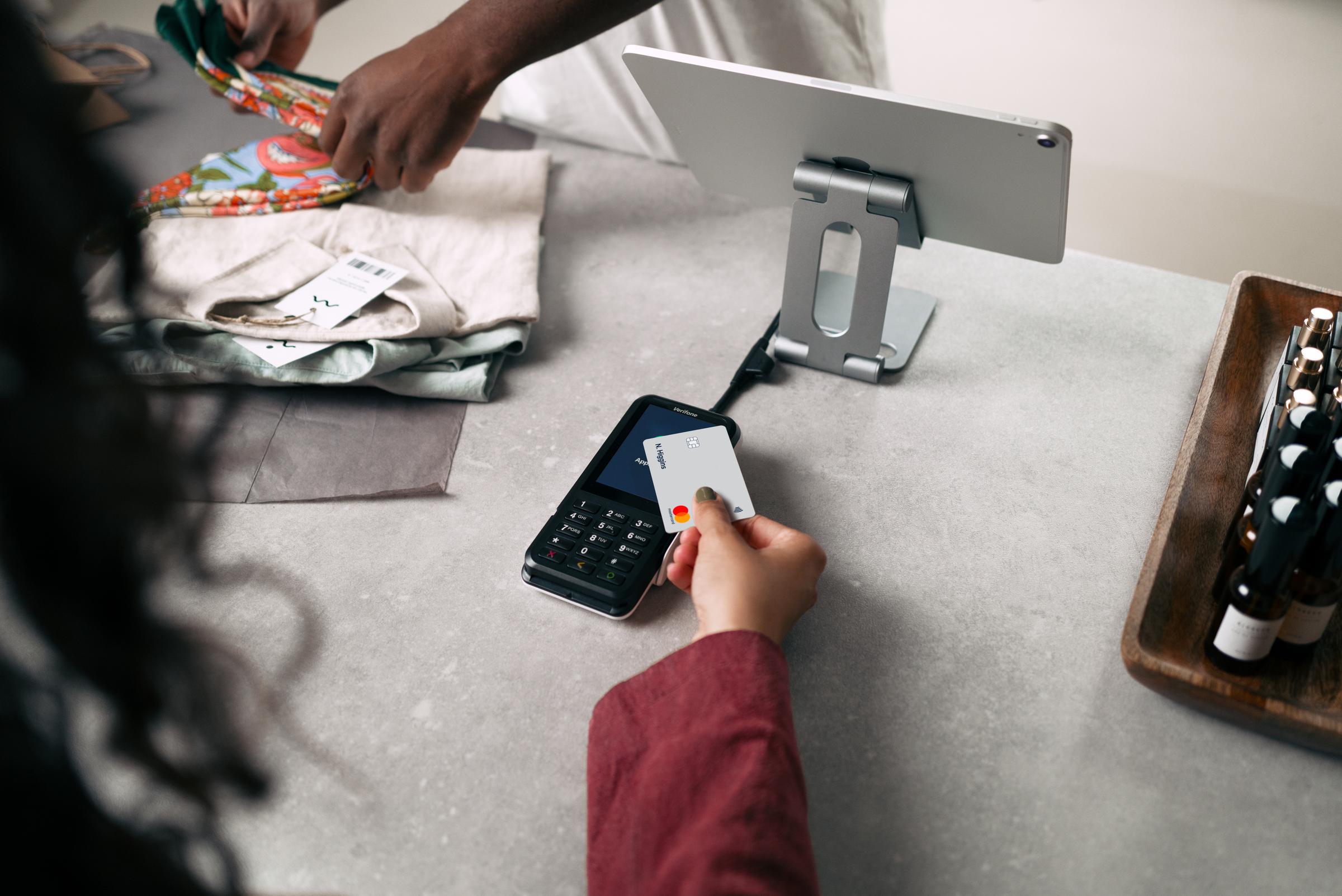 Pagamento com cartão com Mastercard no terminal P630 em ambiente varejista de roupas