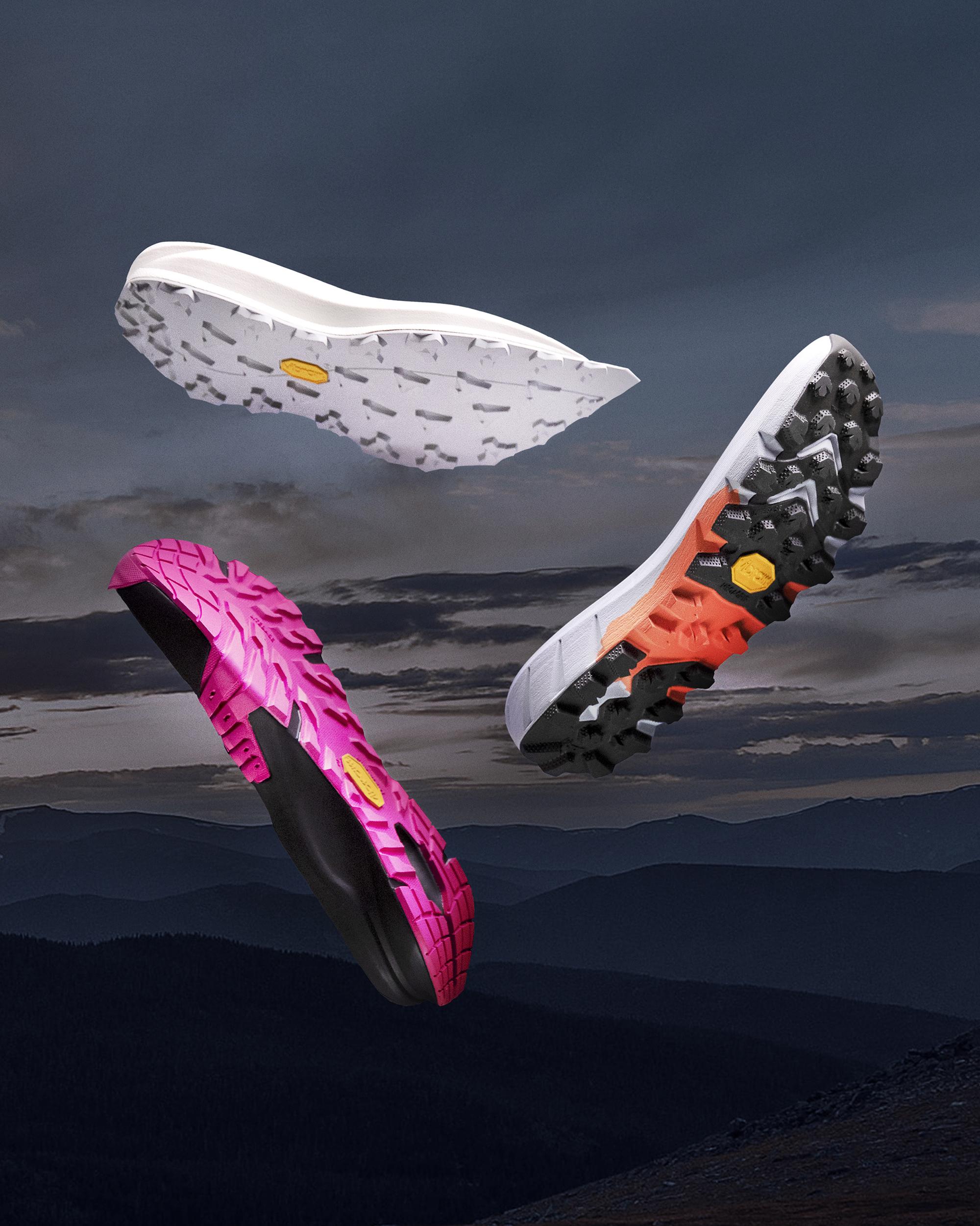 Tre suole di scarpe sportive con logo Vibram a mezz'aria