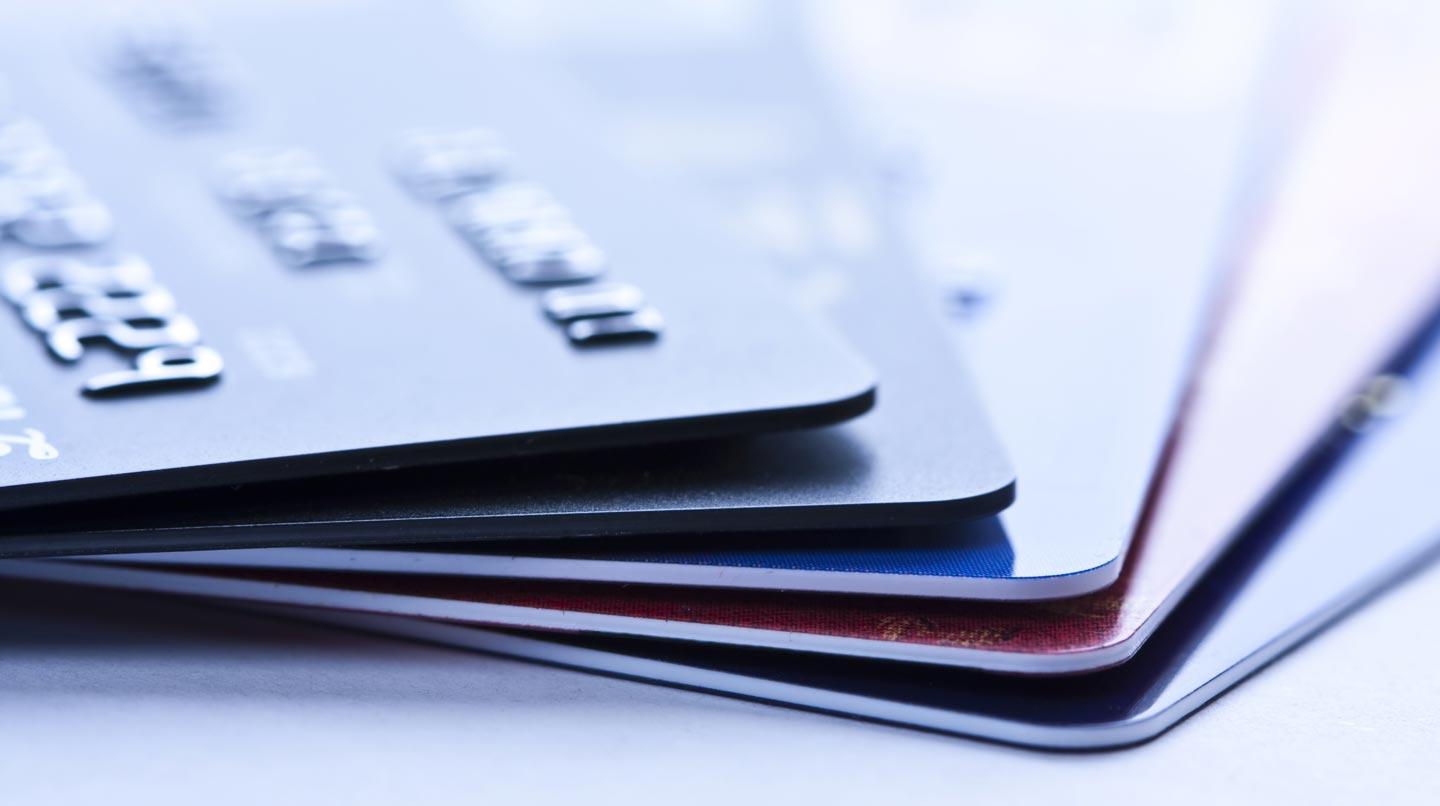 Nærbilde av kreditt- og debetkort stablet på hverandre