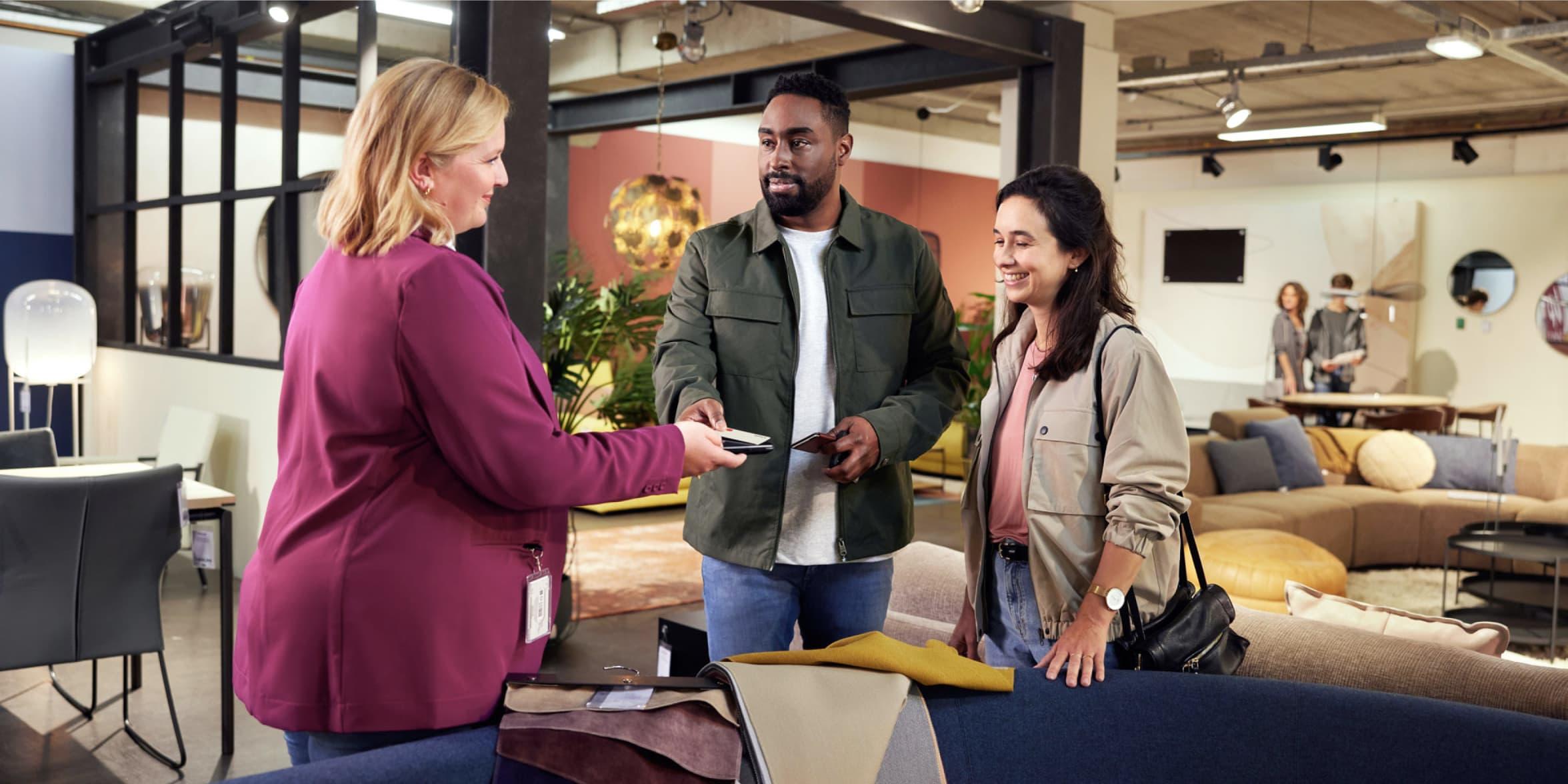 Personer som handler i butikk