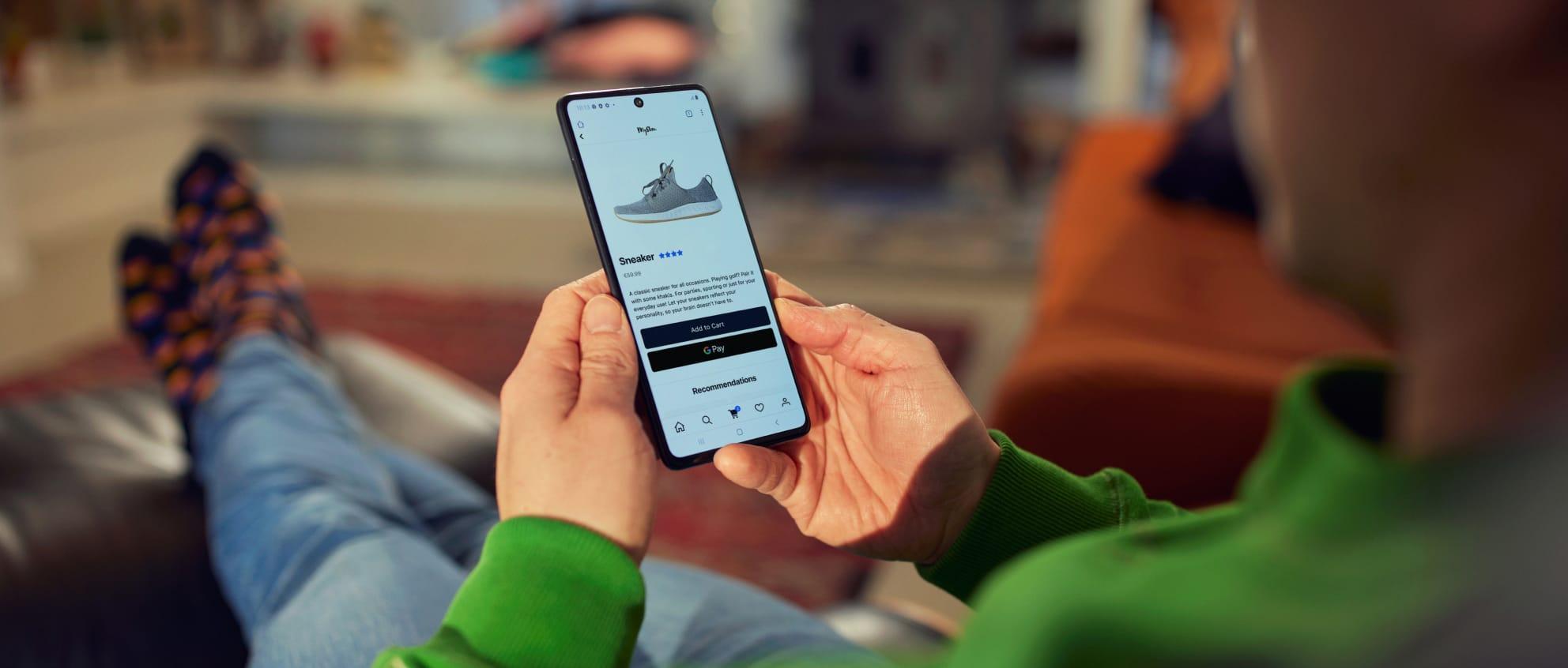 Eine Person kauft Schuhe über eine App