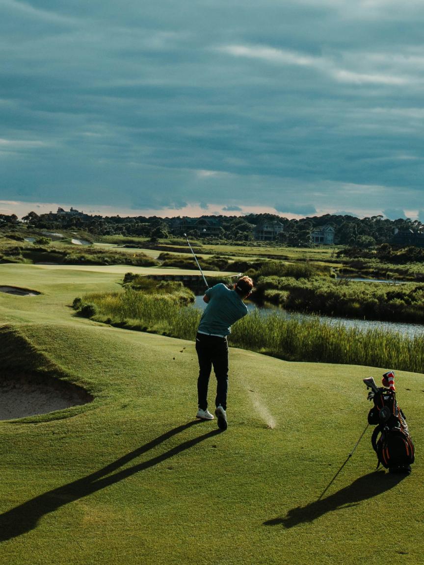 Un hombre jugando al golf en un campo de golf